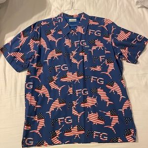 New never worn (no tags) Columbia AmericanFlag mahi shirt.Button up short sleeve